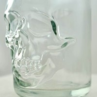 Totenkopfflasche_500ml_mit_Deckel_1.jpg Totenkopfflasche_500ml_mit_Deckel_1.jpg